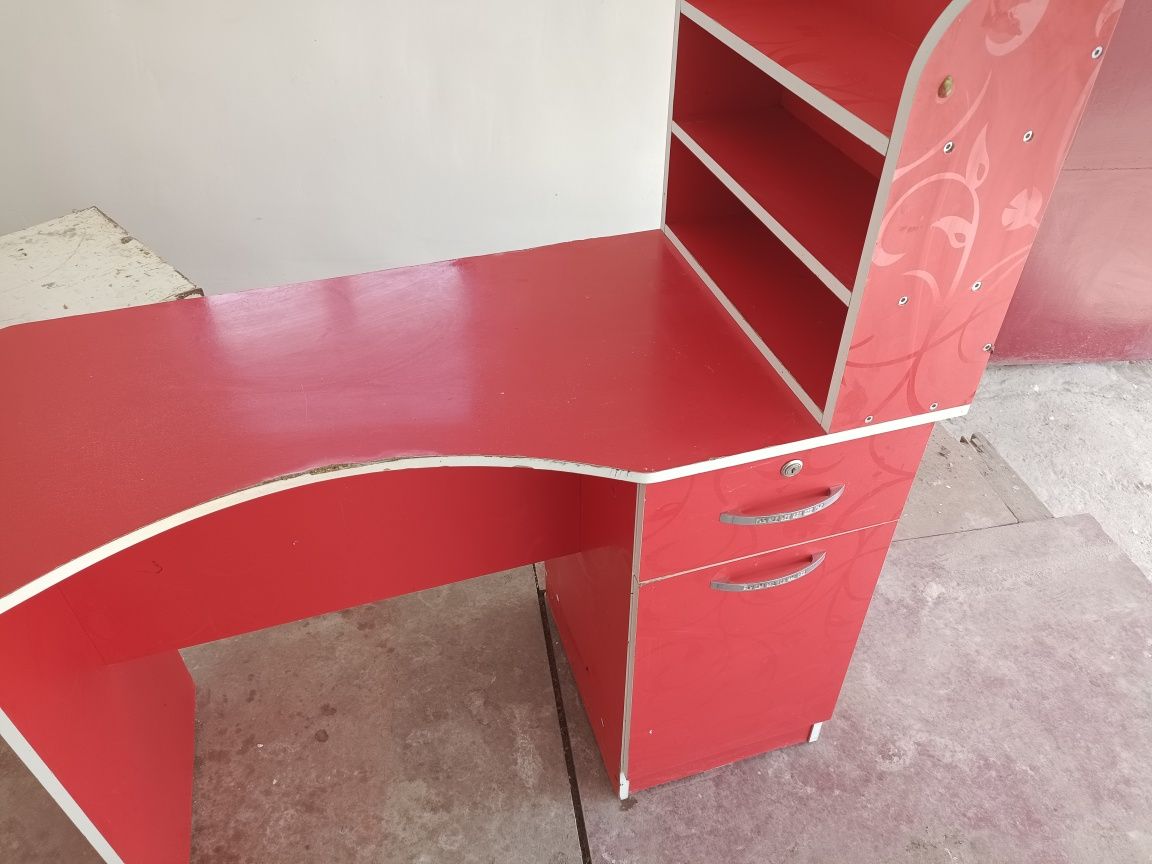 Маникюрный стол красного цвета