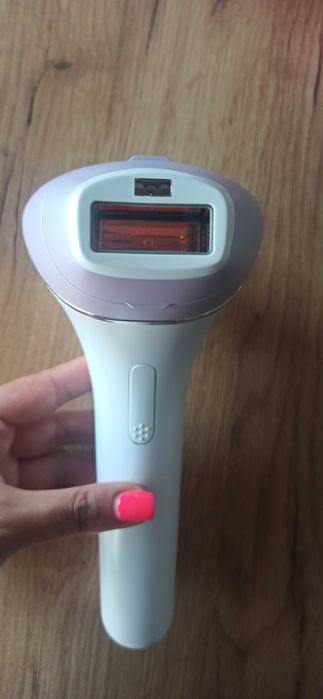 Фотоепилатор Philips Lumea IPL 8000 Series BRI947