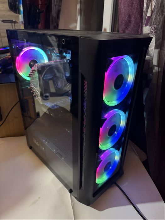 Vand pc gaming cu toate schimbate in el