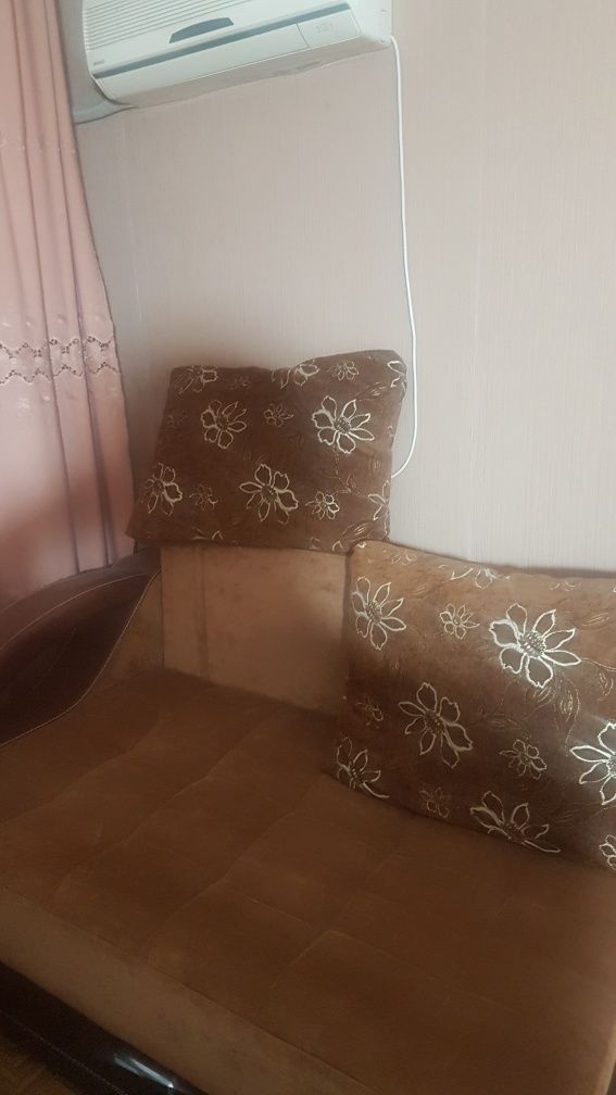 Продается диван раздвижной большой в связи с отъездом в хорошем состая