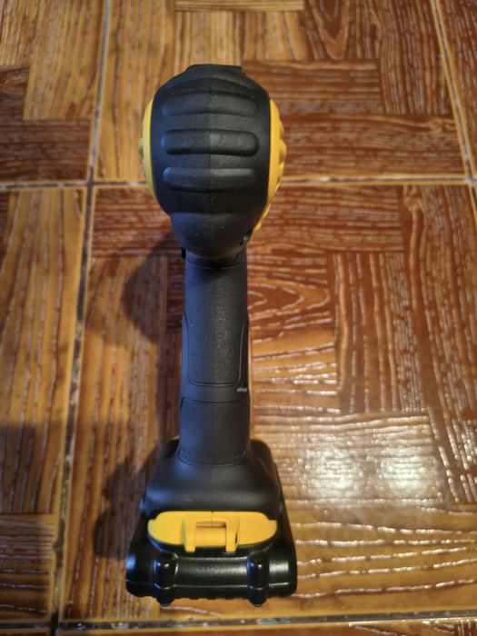 Mașină de găurit și înșurubat Dewalt dcd771