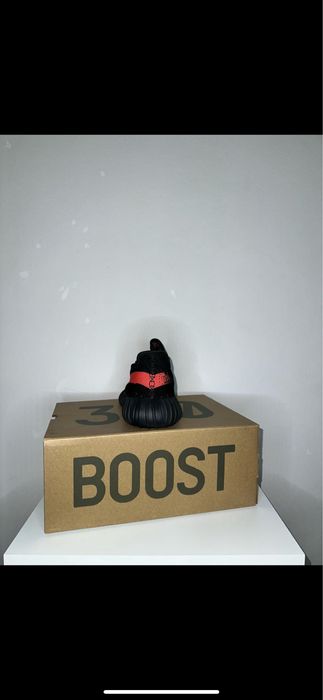Yeezy 350 (2 perechi disponibile)
