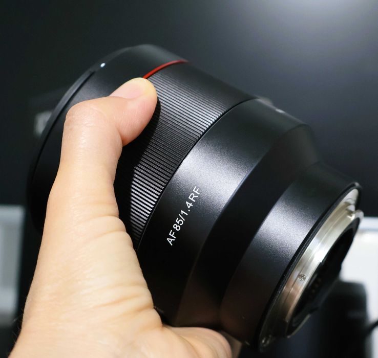 Obiectiv Samyang/Rokinon AF 85mm f1.4 montura Canon RF + lens dock