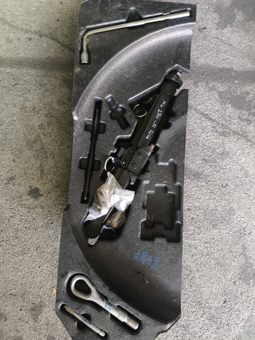 Крик и ключ/комплект за резервна гума за Mercedes W164