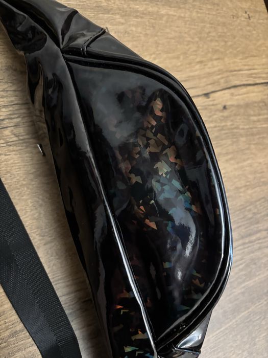 Дамска лачена чанта