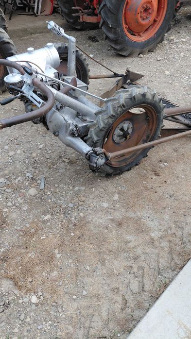 Vand două motocositori pe benzină