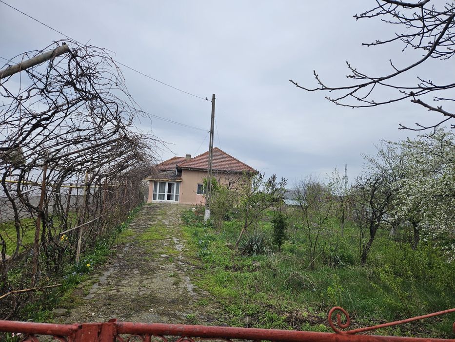 Casa de vânzare! Oraș Titu!