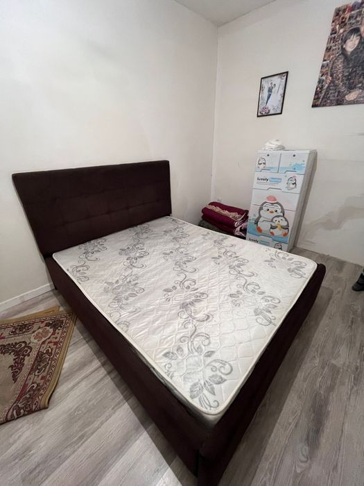 двуспальную кровать  

Размер 180 х