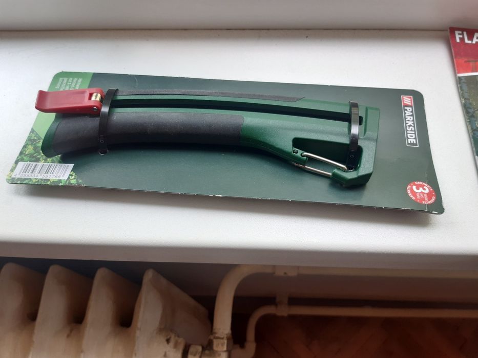 Два броя  фенери и трион  за рязане на  клони.