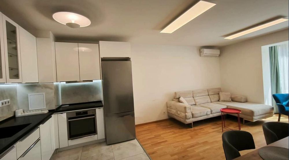 Тристаен апартамент с ПАРКОМЯСТО в ж.к. Банишора.