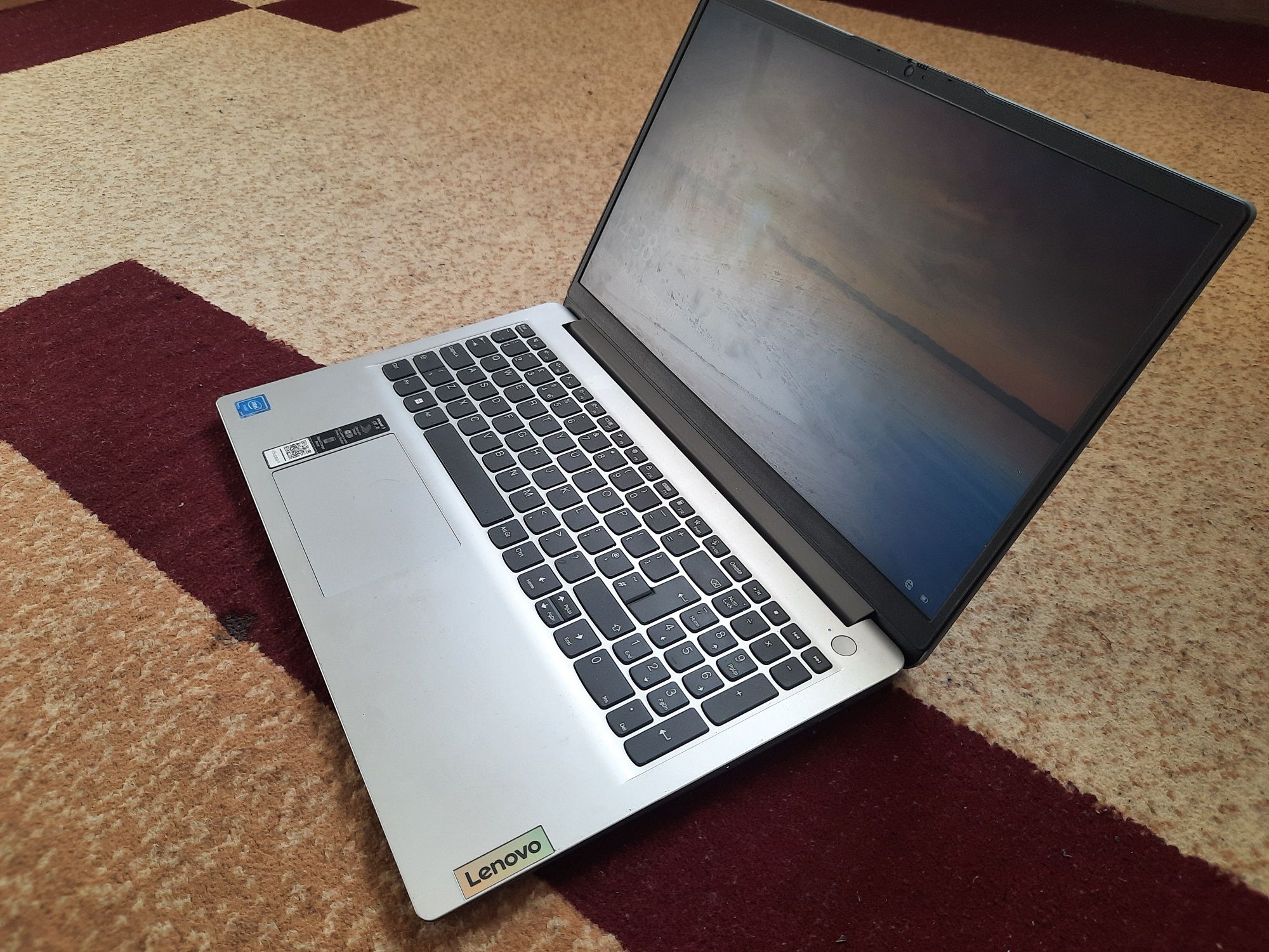 Lenovo Noutbuk sotiladi