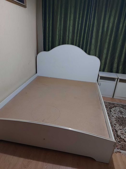 Продам срочно кровати белые  2х спальные и односпальные  с матрасами