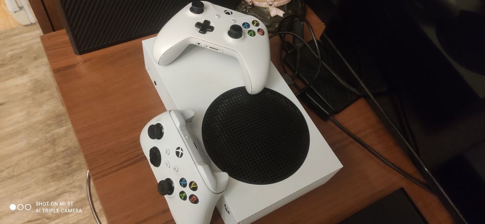 Xbox series s 2 джойстика+game pass на 2 месяца в отличном состоянии