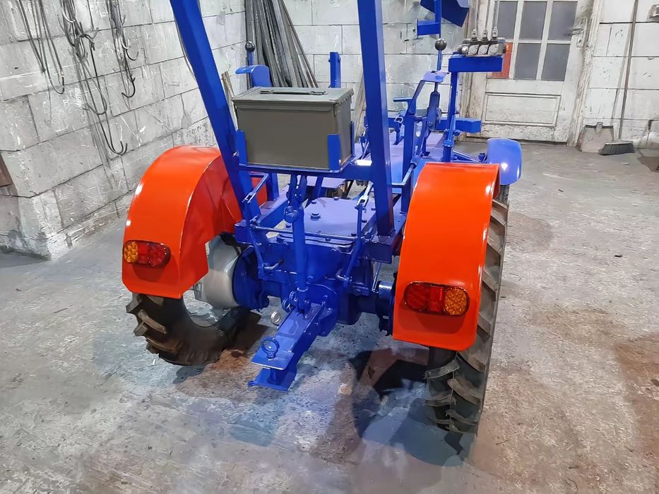 Tractoras 13 cp benzina 1 cilindru cu incarcator frontal