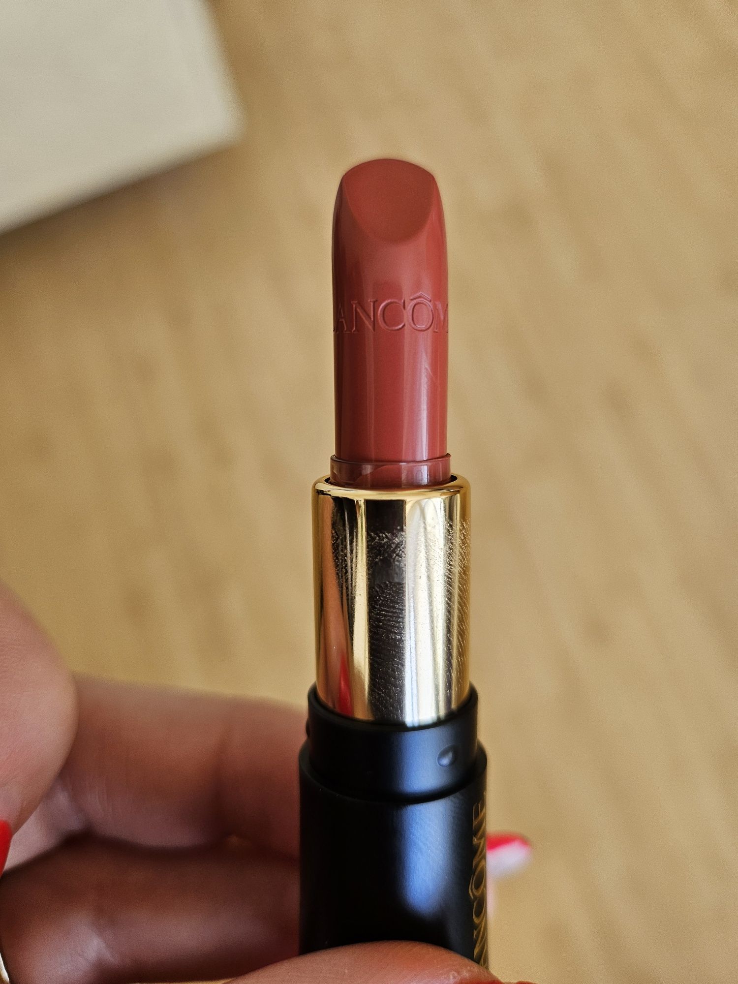 Червило на Ланком   L'Absolu Rouge Drama Matte, 274
Чисто ново. Не е с