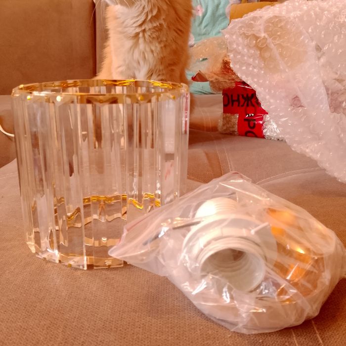 Люстра новая продам