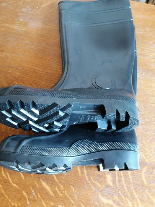 Vin Ploile, aveti nevoie de Cizme cauciuc