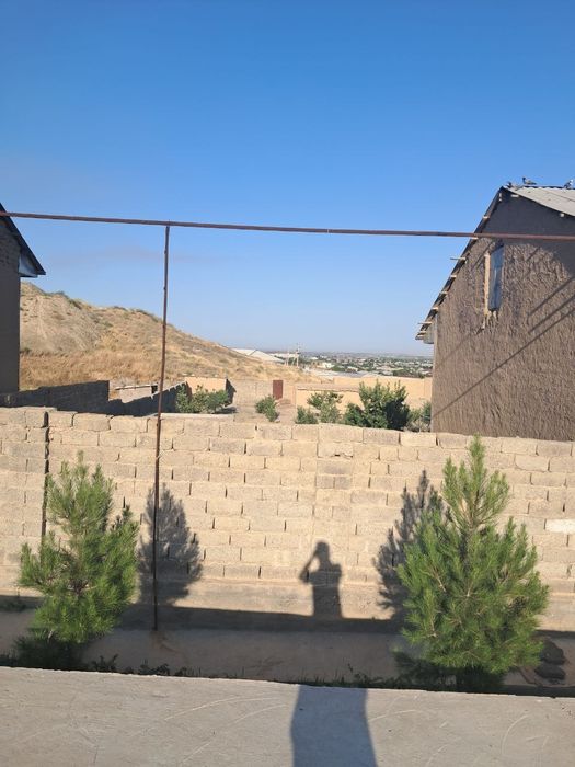 Йер сотилади ! 6 сотих
Газ,сув,свет бор,6 тоналик басени хам бор,куча