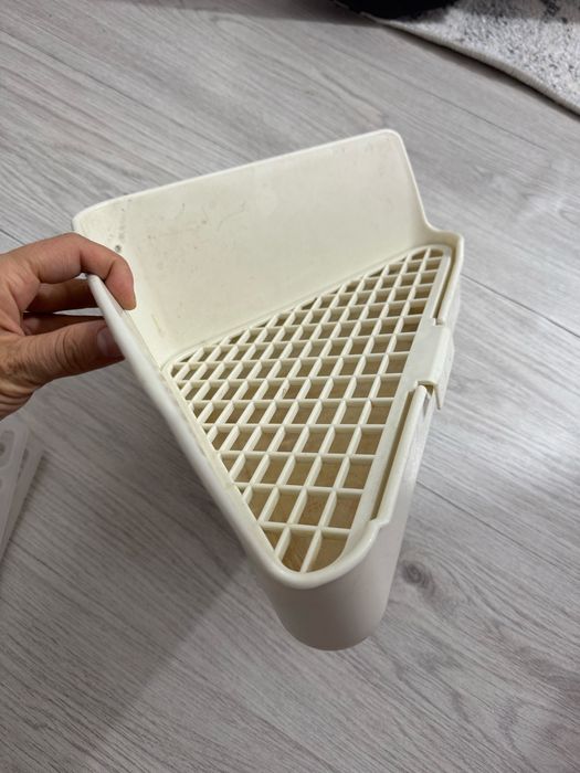 Продается клетка ,поильник, ковер, горшок