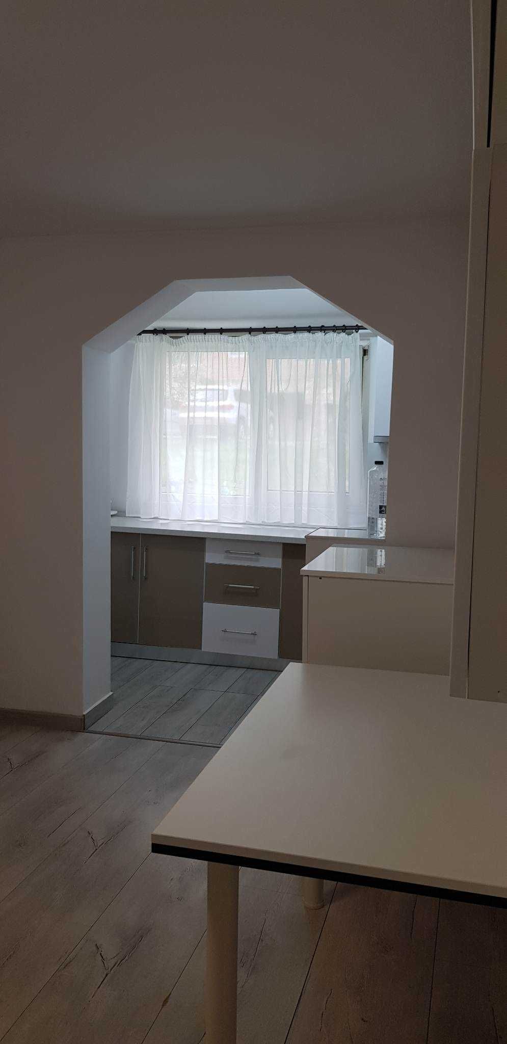 Închiriez apartament