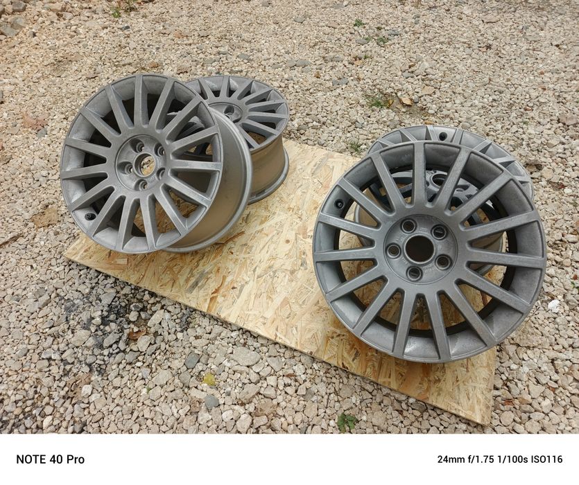 Se vând doua seturi jante R17