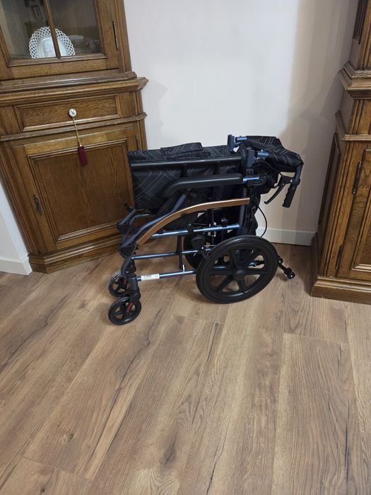 Scaun cu rotile (fotoliu rulant) ultrausor din aluminiu