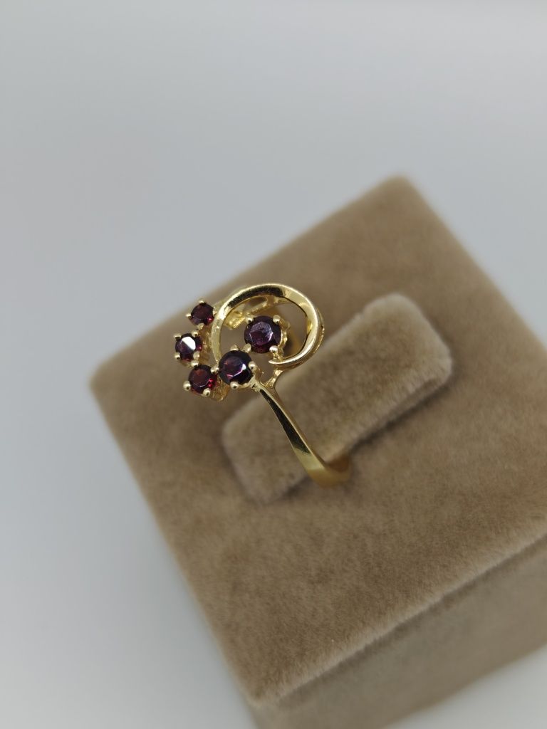 Inel aur 18k 2.18gr cu granate (r)