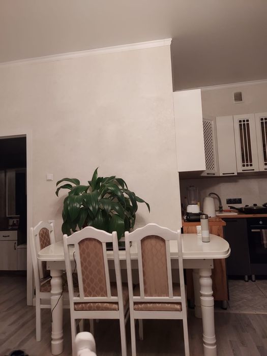 Продается стол и стулья