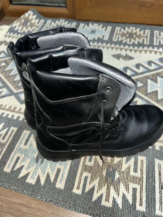 Vând bocanci militari tactici-politie, jandarmerie, pompieri etc.