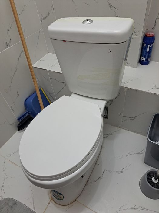 Унитаз почти новый с крышкой