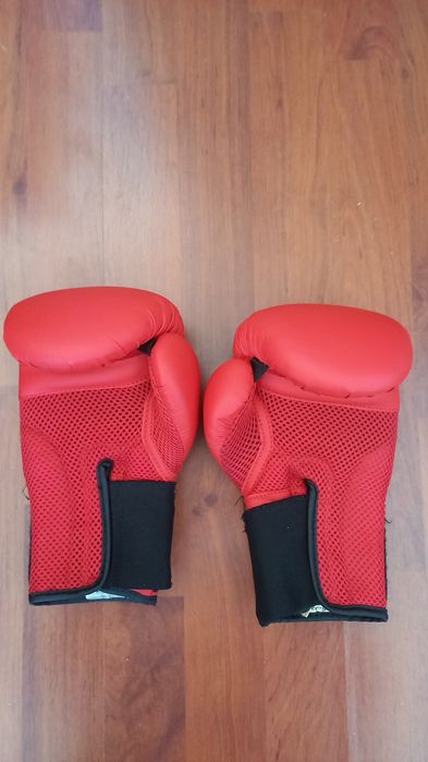Продавам боксови ръкавици.