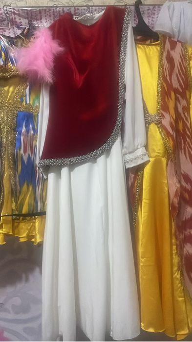 Продам белое платье с камзолом красный!