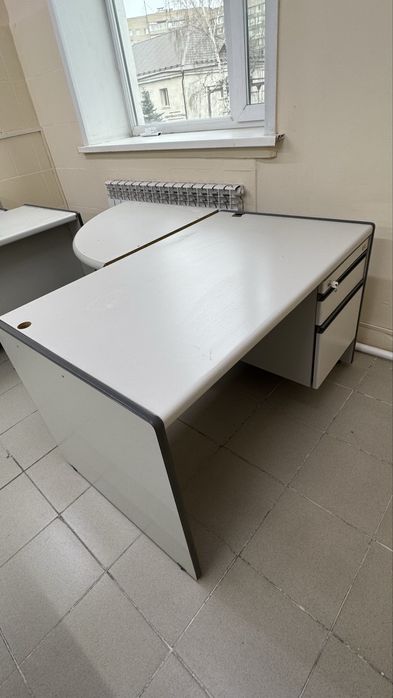 Офисный стол, крепкий устойчивый