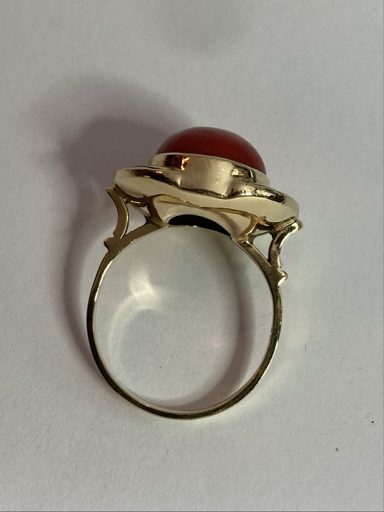 Inel aur 18kt.cu coral cabochon