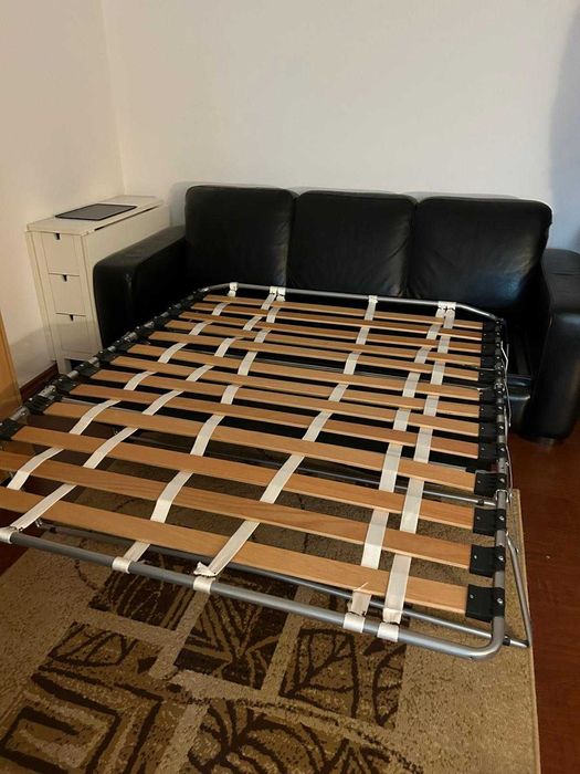 Canapea din piele naturală neagră – elegantă, confortabilă și practică