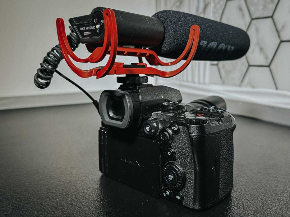 Vând LUMIX G9 II + 12-35mm f/2.8 + Sigma 56mm f/1.4 + microfon Rode