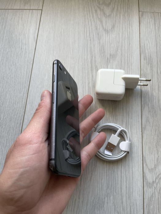 • Iphone 8 • Black •