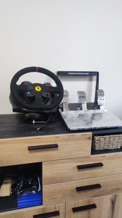 Волан Thrustmaster T300 Ferrari Alcantara + T3PA Pro педали- като нов