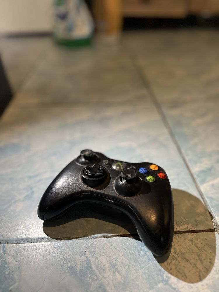 Xbox 360 cu o maneta plus acesori