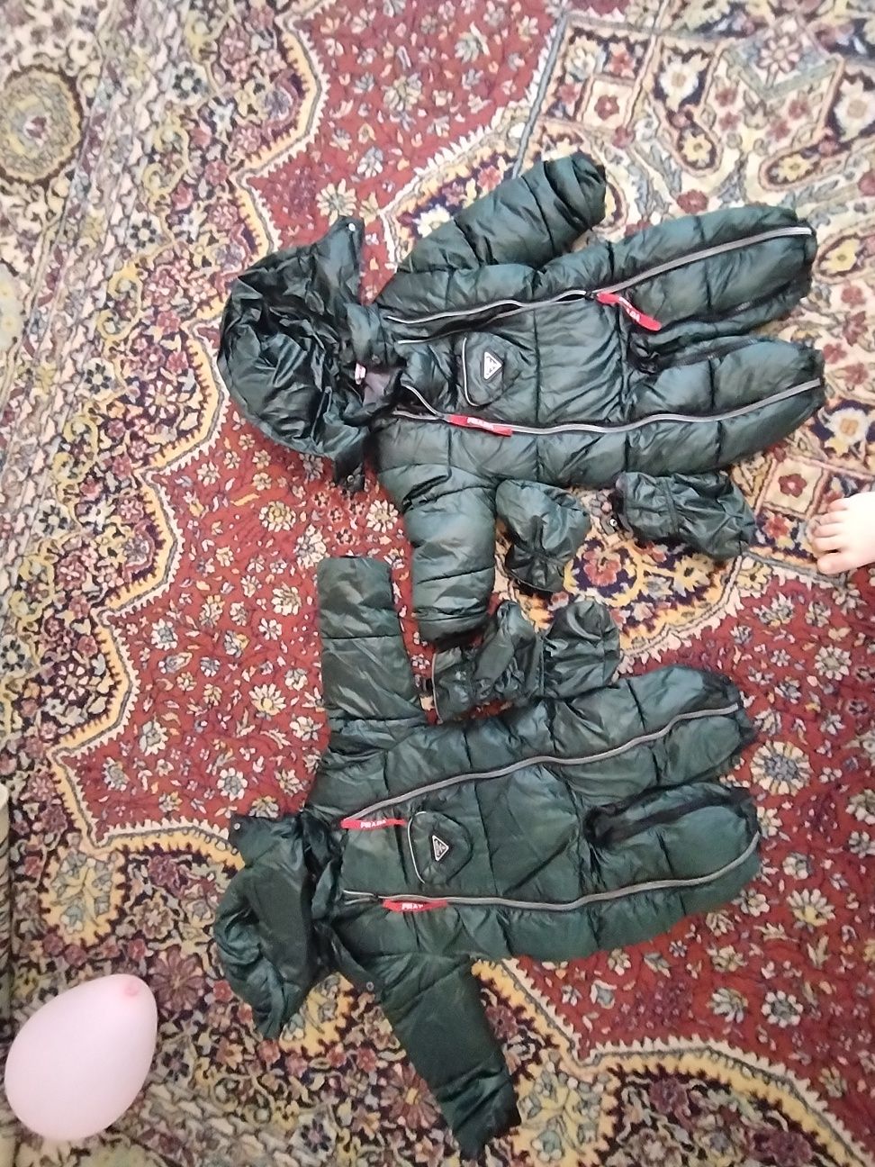 Два детских комбинезонов