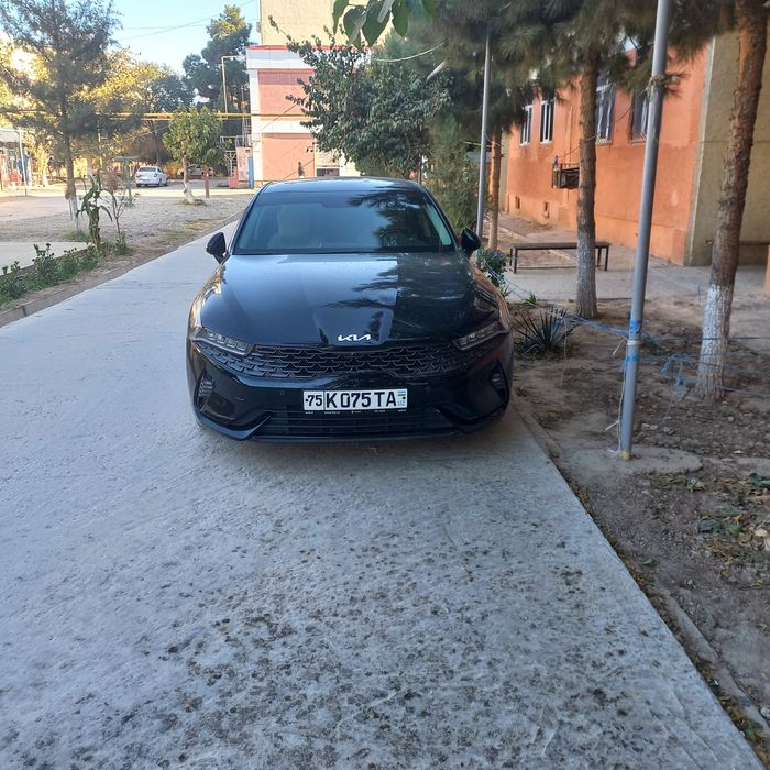 Срочни мошин сотилади