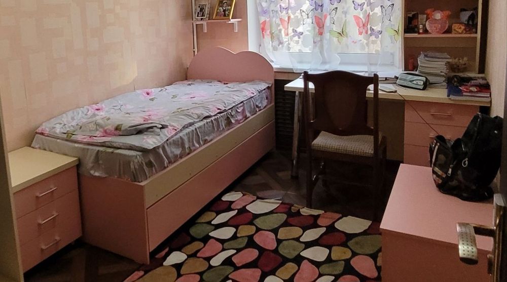 Продаётся кровать, тумба и письменный стол для девочек
