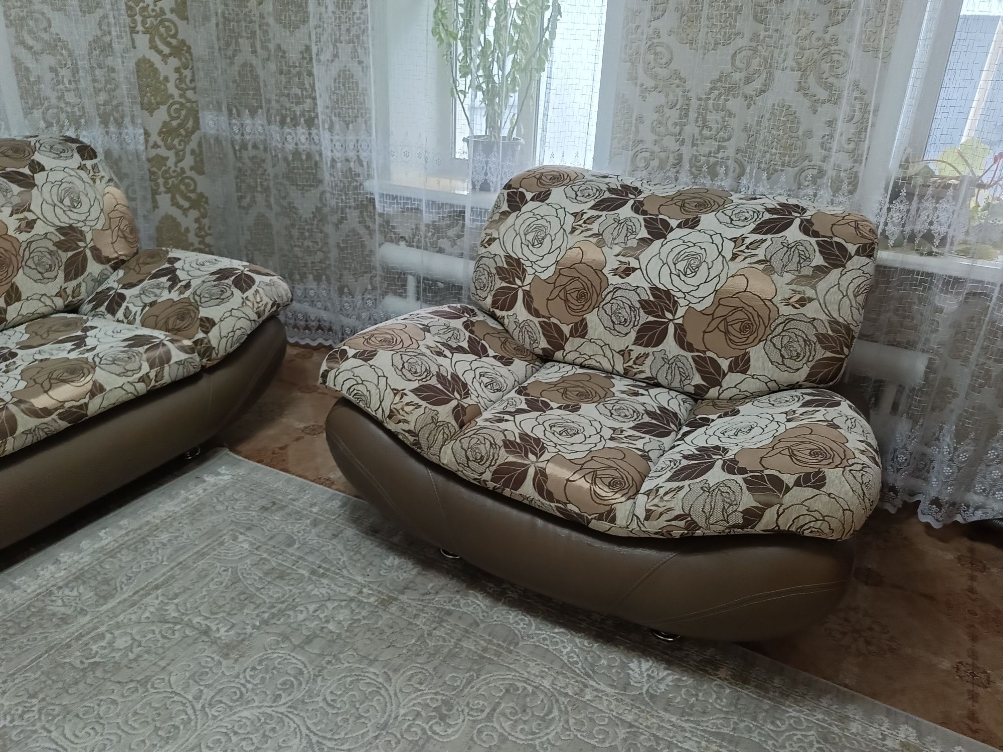 Продам диван и 2 кресла в хорошем состоянии.