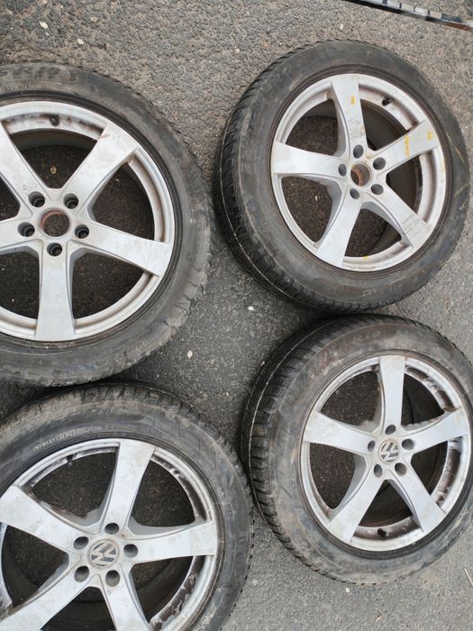 Vând 4 jante aliaj R18 pt VW Tiguan cu 4 anvelope de Iarna 225.55.18