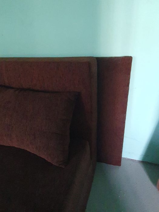 Vand canapea extensibila cu lada ,putin folosita ,burete cu memorie !