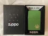 Bricheta Zippo verde cu frunza