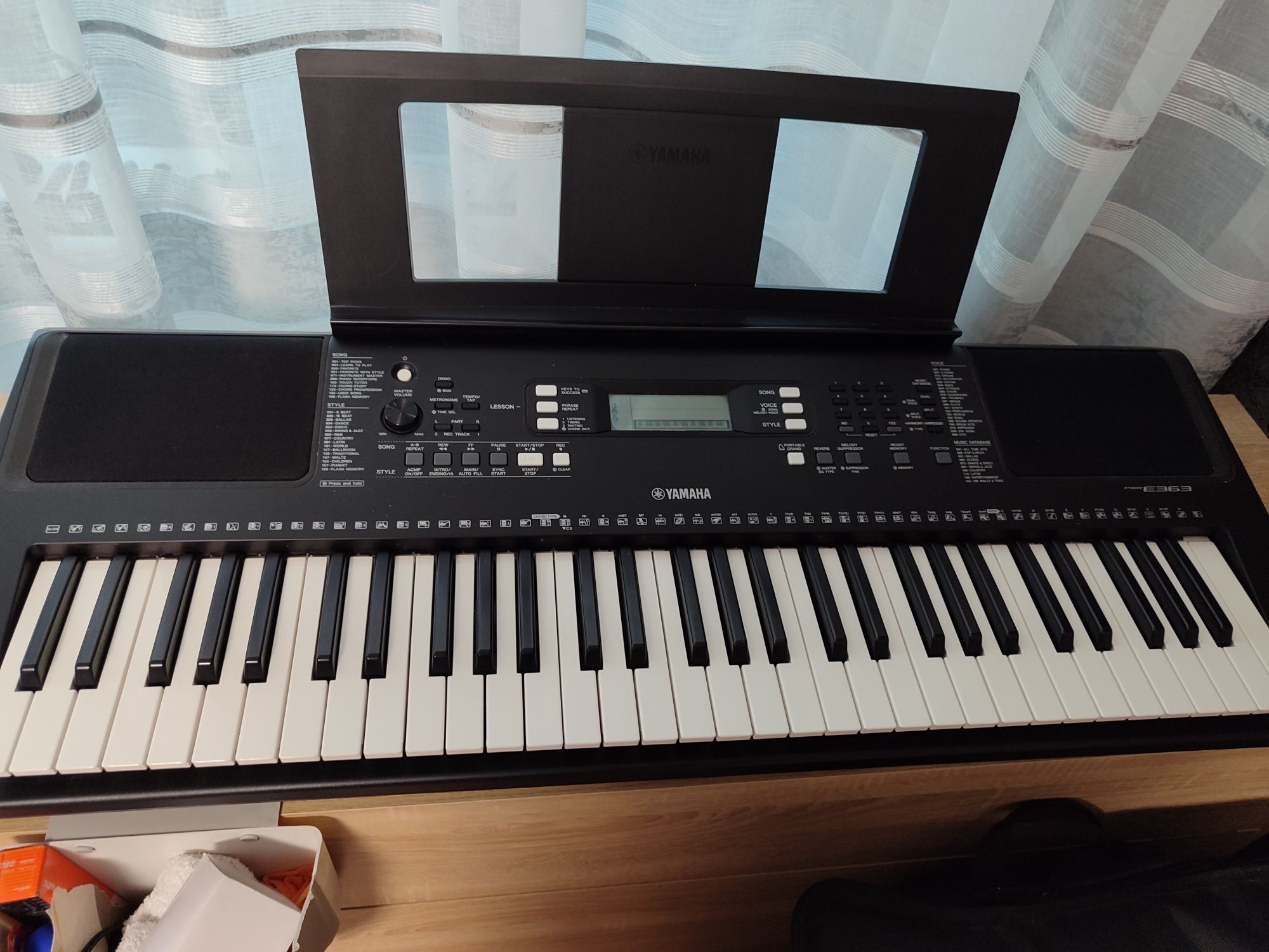 Продавам синтезатор Yamaha e363