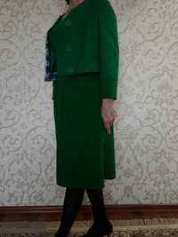 Платье зеленое с двумя пиджаками  в, короткий пиджак зеленого и белого