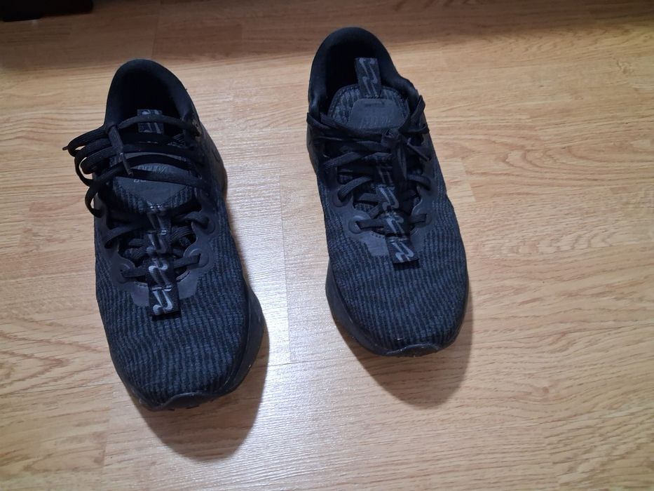 De vanzare adidași aproape noi