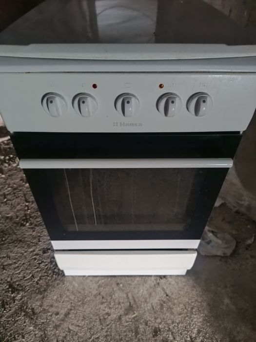 Продаю электрическую плиту Hansa.